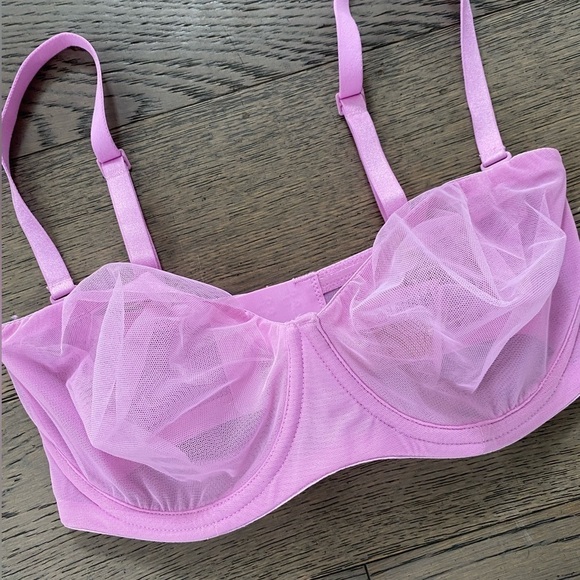 SKIMS Ultra Fine Mesh Strapless Bra - Picture 2 of 5